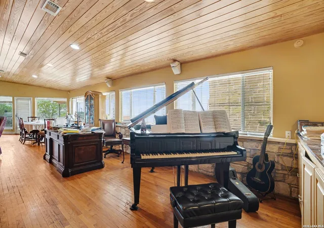 Photo 4 of Single family home for sale at 1010 Village Shore Dr, Canyon Lake, TX 78133 | MLS# 1959873 | Listing updated on 2026-05-09