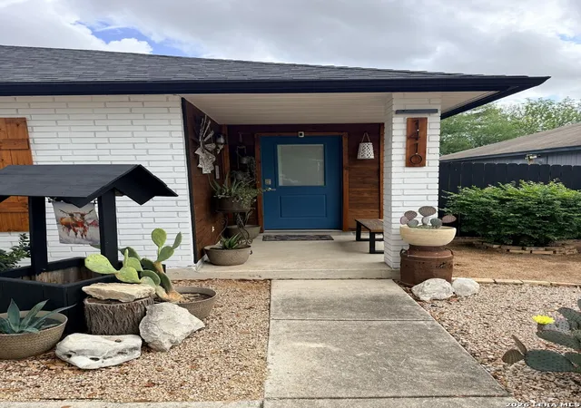 Photo 2 of Sale Pending at 1410 Richland Hills Dr, San Antonio, TX 78251 | MLS# 1960038 | Listing updated on 2026-05-18