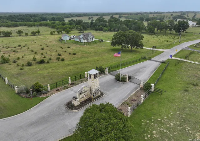2nd image of 10 Patriot Circle, Luling, TX 78648 | MLS# 1960046