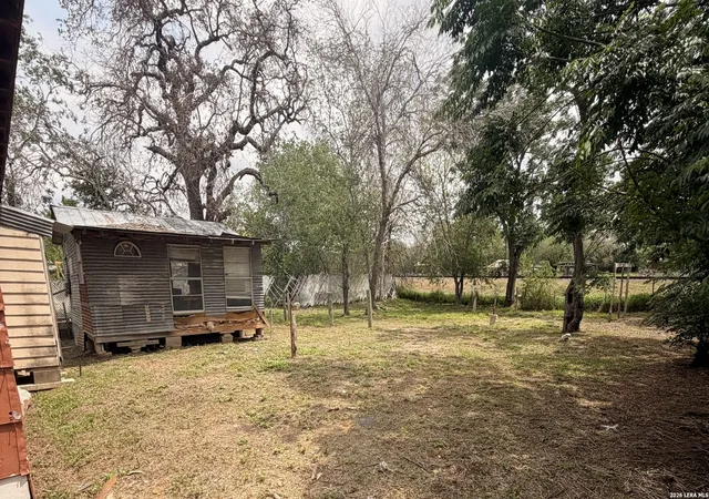 Photo 3 of Single family home for sale at 508 N Bright Dr, Devine, TX 78016 | MLS# 1960123 | Listing updated on 2026-05-03