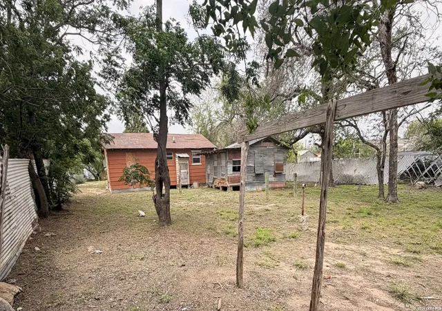 Photo 3 of Single family home for sale at 508 N Bright Dr, Devine, TX 78016 | MLS# 1960123 | Listing updated on 2026-05-03