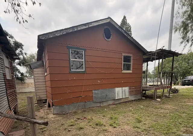 Photo 4 of Single family home for sale at 508 N Bright Dr, Devine, TX 78016 | MLS# 1960123 | Listing updated on 2026-05-03