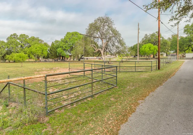2nd image of 413 W Malone, Devine, TX 78016 | MLS# 1960409