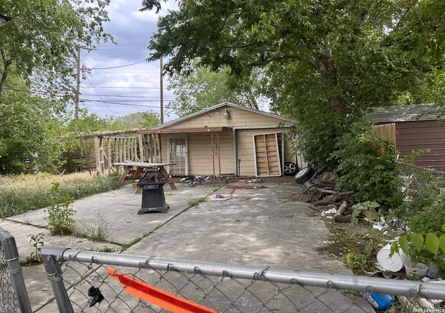 Photo 3 of Sale Pending at 154 E Hutchins, San Antonio, TX 78221 | MLS# 1960569 | Listing updated on 2026-04-30