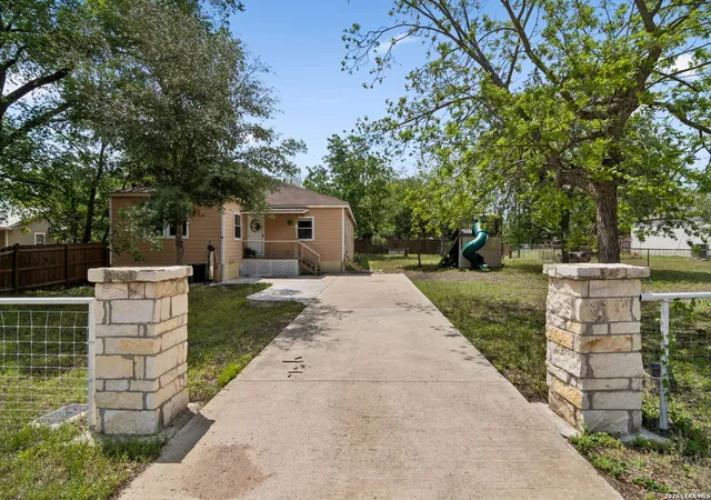1st image of 810 Lamar, Luling, TX 78648 | MLS# 1960714
