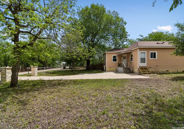 2nd image of 810 Lamar, Luling, TX 78648 | MLS# 1960714