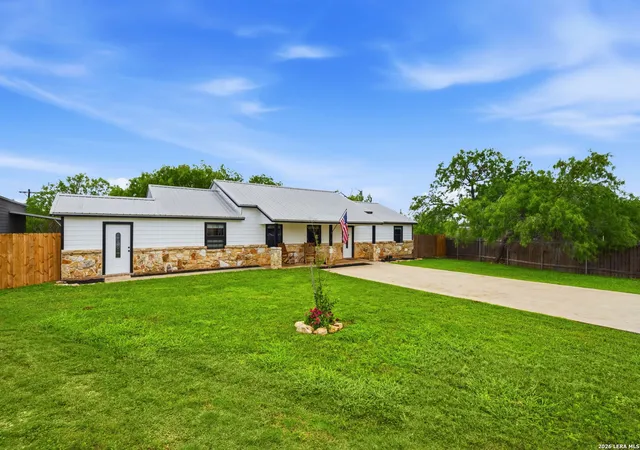2nd image of 202 Bryan Dr, Jourdanton, TX 78026 | MLS# 1960893