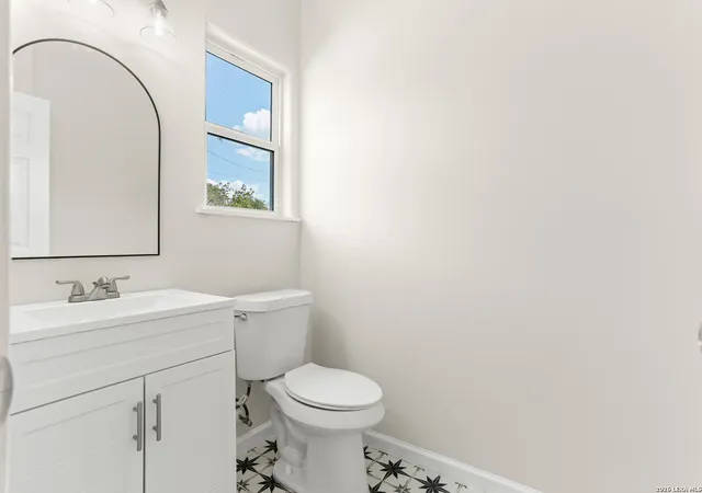 Photo 4 of Single family home for sale at 1962 E Crockett, San Antonio, TX 78202 | MLS# 1961154 | Listing updated on 2026-08-30
