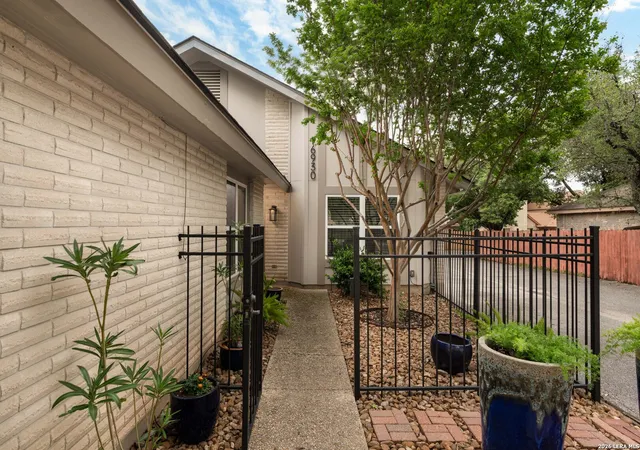 Photo 3 of Sale Pending at 16930 Summer Crk Dr, San Antonio, TX 78248 | MLS# 1961207 | Listing updated on 2026-05-09