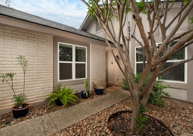 Photo 4 of Sale Pending at 16930 Summer Crk Dr, San Antonio, TX 78248 | MLS# 1961207 | Listing updated on 2026-05-09