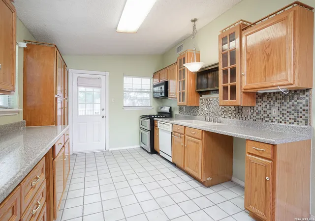 5th image of 205 Weathercock Ln, Windcrest, TX 78239 | MLS# 1961334