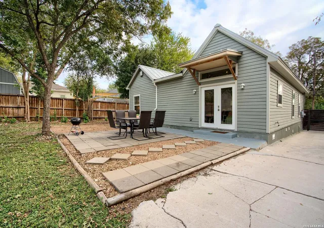 Photo 3 of Sale Pending at 521 Dawson St, San Antonio, TX 78202 | MLS# 1961458 | Listing updated on 2026-08-11