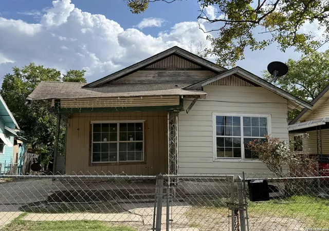 Photo 1 of Sale Pending at 3134 W Travis St, San Antonio, TX 78207 | MLS# 1961678 | Listing updated on 2026-05-18