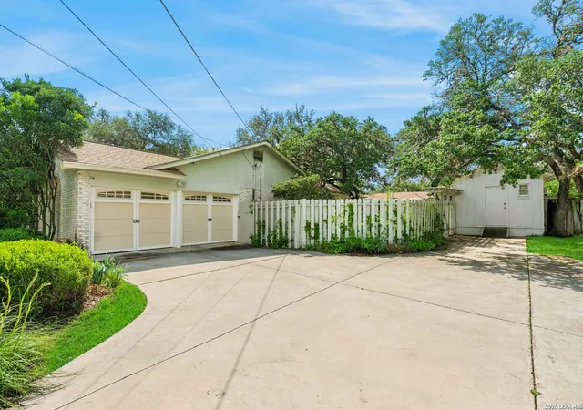 Photo 2 of Sale Pending at 112 Grand Oak, Hollywood Park, TX 78232 | MLS# 1961697 | Listing updated on 2026-05-17