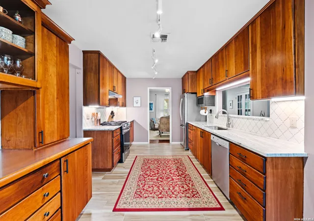 Photo 4 of Sale Pending at 112 Grand Oak, Hollywood Park, TX 78232 | MLS# 1961697 | Listing updated on 2026-05-17