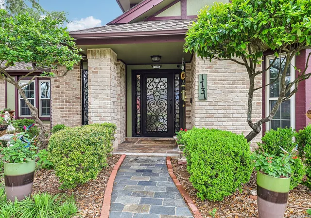 Photo 4 of Sale Pending at 1731 Royal Crescent St, San Antonio, TX 78231 | MLS# 1962092 | Listing updated on 2026-05-16