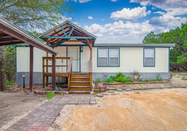 Photo 1 of Single family home for sale at 565 Qappuella Dr, Canyon Lake, TX 78133 | MLS# 1962126 | Listing updated on 2026-09-15