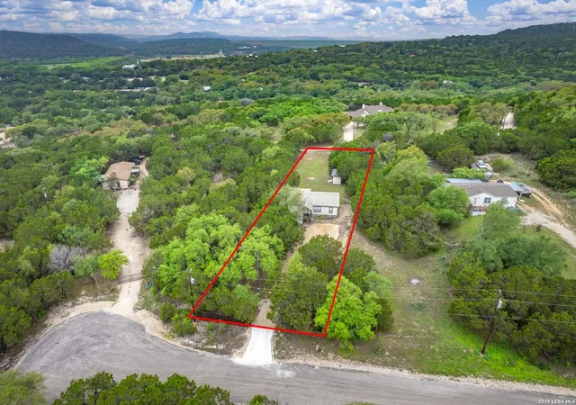 Photo 1 of Single family home for sale at 565 Qappuella Dr, Canyon Lake, TX 78133 | MLS# 1962126 | Listing updated on 2026-09-15