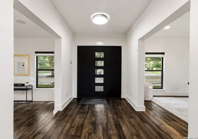 Photo 3 of Sale Pending at 627 E Olmos Dr, San Antonio, TX 78212 | MLS# 1962781 | Listing updated on 2026-10-04