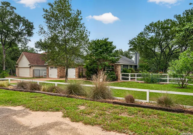 Photo 3 of Sale Pending at 2 Sonata Cir, Wimberley, TX 78676 | MLS# 1962792 | Listing updated on 2026-08-03
