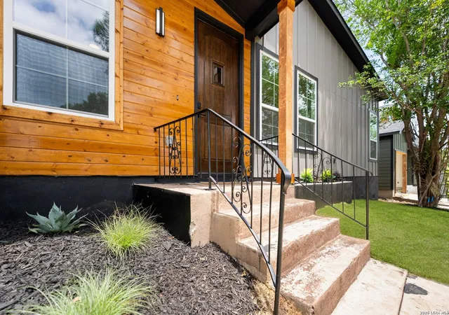 Photo 4 of Sale Pending at 435 Irvington Dr, San Antonio, TX 78209 | MLS# 1963364 | Listing updated on 2026-09-14