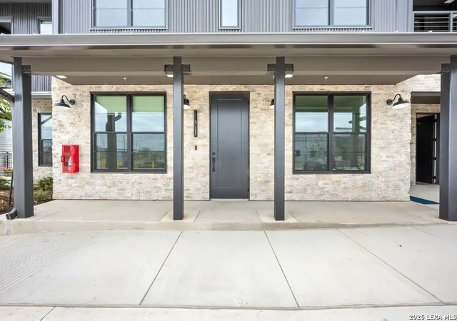 2nd image of 630 Central Pkwy, New Braunfels, TX 78130