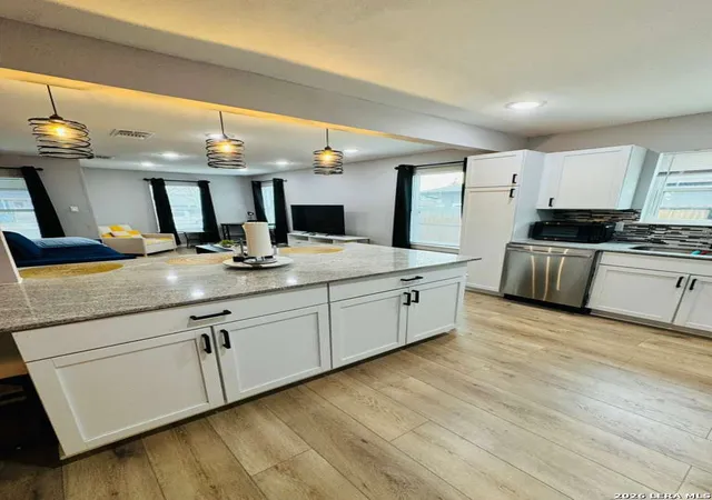 4th image of 1035 W Wildwood Dr, San Antonio, TX 78201 | MLS# 1963554