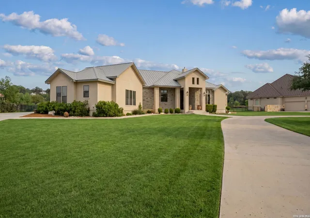 Photo 3 of Single family home for sale at 140 Entre Rios Blvd, New Braunfels, TX 78132 | MLS# 1963607 | Listing updated on 2026-10-12