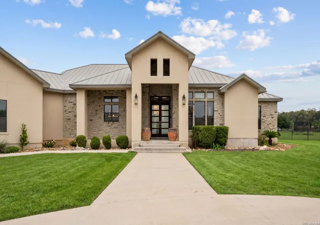 Photo 3 of Single family home for sale at 140 Entre Rios Blvd, New Braunfels, TX 78132 | MLS# 1963607 | Listing updated on 2026-10-12