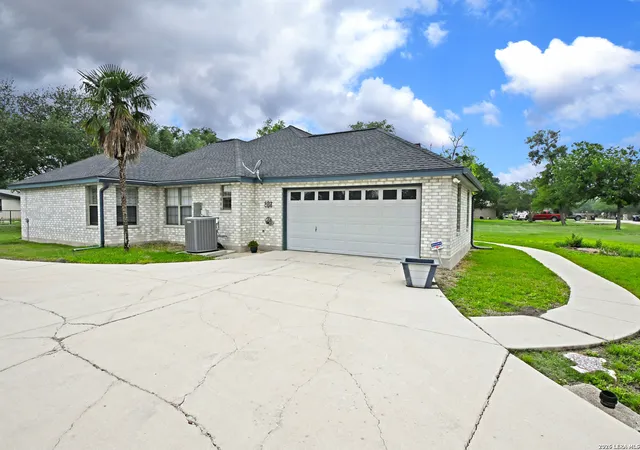 Photo 2 of Single family home for sale at 125 Red Oak Trl, Marion, TX 78124 | MLS# 1963842 | Listing updated on 2026-09-06