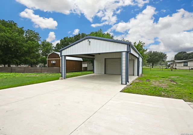 Photo 3 of Single family home for sale at 125 Red Oak Trl, Marion, TX 78124 | MLS# 1963842 | Listing updated on 2026-09-06