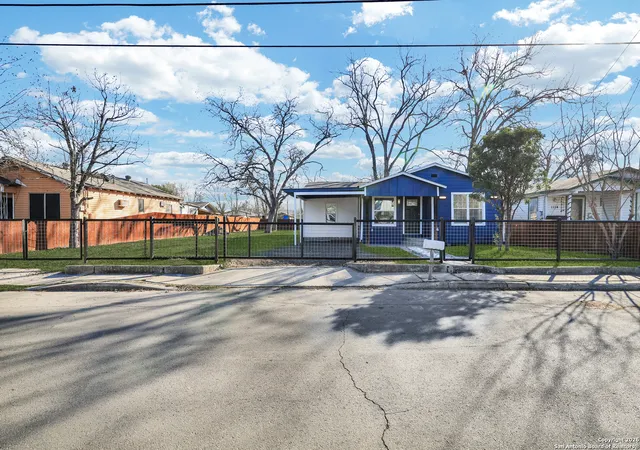 Photo 3 of Sale Pending at 1112 Gladstone, San Antonio, TX 78225 | MLS# 1964013 | Listing updated on 2026-08-13