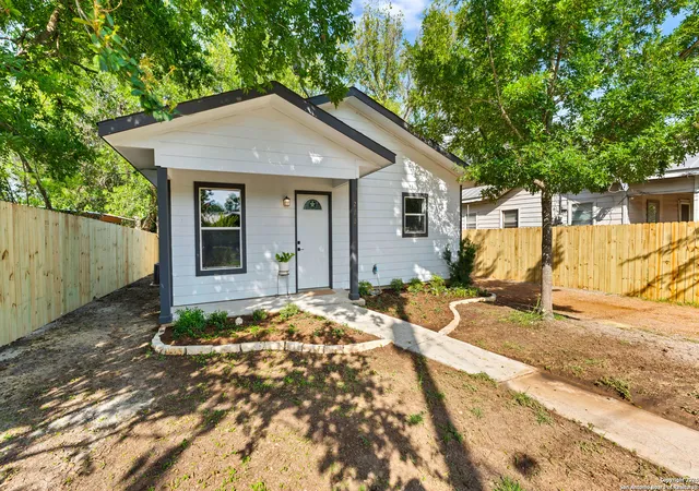 2nd image of 270 S Peach Ave, New Braunfels, TX 78130 | MLS# 1964238