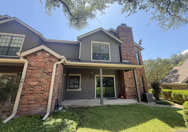 2nd image of 8 Chapel Hl Cir, San Antonio, TX 78240
