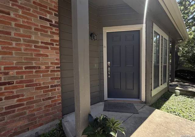 3rd image of 8 Chapel Hl Cir, San Antonio, TX 78240