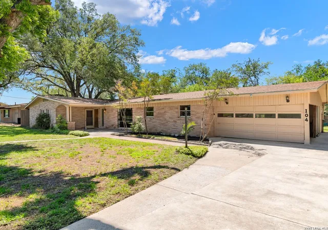 Photo 4 of Sale Pending at 104 Herweck Dr, San Antonio, TX 78213 | MLS# 1964810 | Listing updated on 2026-09-08