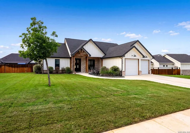Homes for sale in La Vernia, TX | 156 Woodbridge Dr, La Vernia, TX 78121 | MLS# 1964812