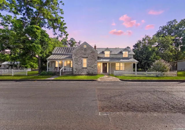 Homes for sale in Fredericksburg, TX | 501 W Creek St, Fredericksburg, TX 78624 | MLS# 1964850