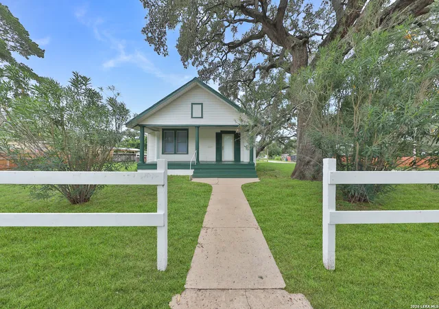 3rd image of 804 Commerce St, Pleasanton, TX 78064 | MLS# 1965307