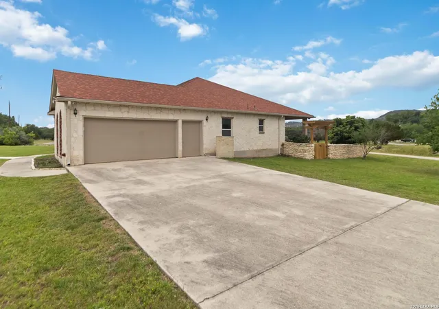 Photo 1 of Single family home for sale at 412 Shayla Ln, Canyon Lake, TX 78133 | MLS# 1965522 | Listing updated on 2026-06-05
