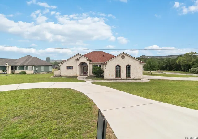 Photo 3 of Single family home for sale at 412 Shayla Ln, Canyon Lake, TX 78133 | MLS# 1965522 | Listing updated on 2026-06-05