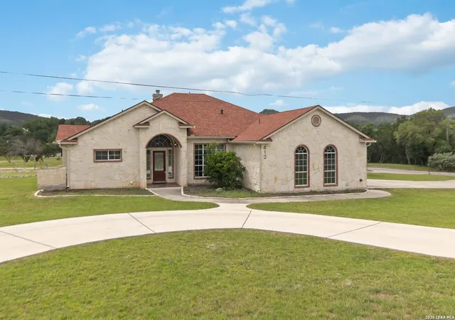 Photo 4 of Single family home for sale at 412 Shayla Ln, Canyon Lake, TX 78133 | MLS# 1965522 | Listing updated on 2026-06-05