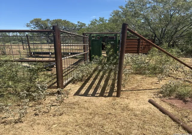 5th image of 920 County Road 665, Devine, TX 78016 | MLS# 1965679
