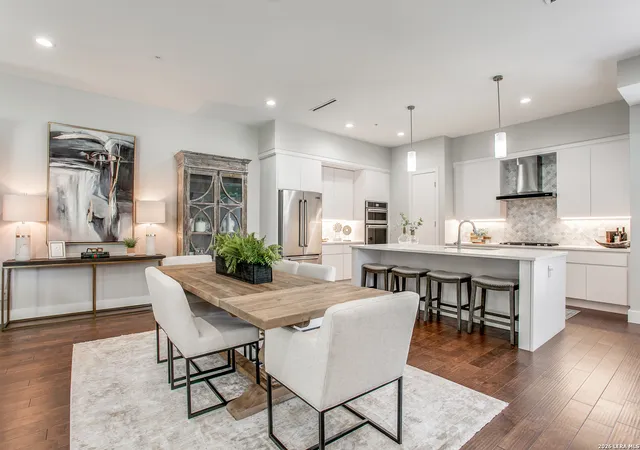 Listing Photo 4 - Condo for sale in building located at 127 Marcia Pl, Alamo Heights, TX 78209 - Unit #3