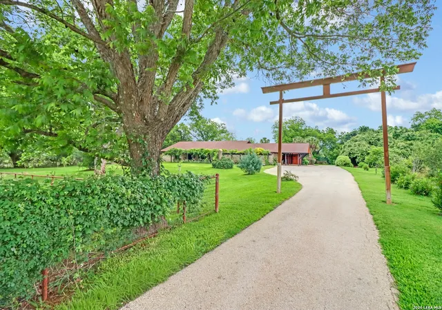 Photo 3 of Single family home for sale at 2035 S Magnolia Ave, Luling, TX 78648 | MLS# 1966422 | Listing updated on 2026-05-24