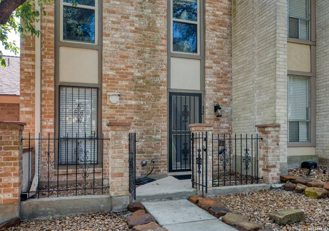 Listing Photo 2 - Condo for sale in building located at 11303 Vance Jackson, San Antonio, TX 78230 - Unit #L2