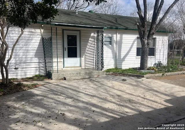 2nd image of 1117 Standish, Floresville, TX 78114 | MLS# 1966871