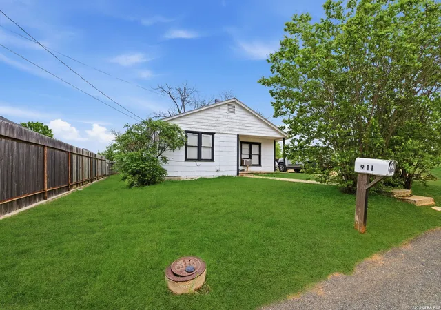 Homes for sale in Fredericksburg, TX | 911 Hill St, Fredericksburg, TX 78624 | MLS# 1967093