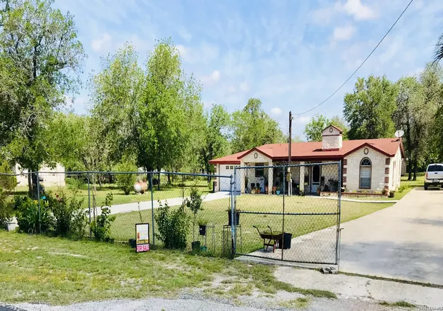 Photo 4 of Single family home for sale at 1215 Red Gate Dr, San Antonio, TX 78264 | MLS# 1967427 | Listing updated on 2026-06-30