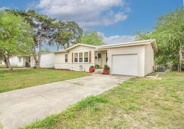 Homes for sale in Sinton, TX | 332 S Chiltipin St, Sinton, TX 78387 | MLS# 1967969